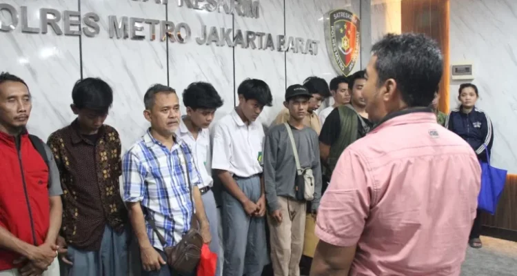 Karena pemeriksaannya sudah selesai, Hari ini semua massa yang sebelumnya diamankan dipulangkan ke rumah masing-masing